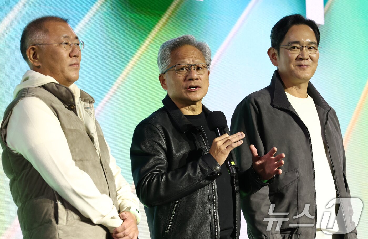 본문 이미지 - 젠슨 황 엔비디아 최고경영자가 30일 오후 서울 강남구 코엑스 K-POP 광장에서 열린 지포스 게이머 페스티벌에서 발언하고 있다. &#40;공동취재&#41; 2025.10.30/뉴스1 ⓒ News1 김진환 기자