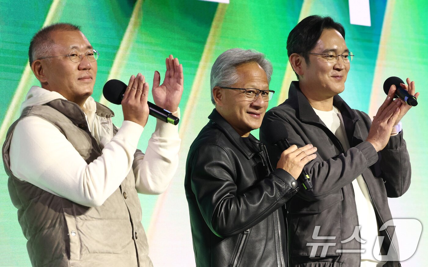 본문 이미지 - 젠슨 황 엔비디아 최고경영자가 30일 오후 서울 강남구 코엑스 K-POP 광장에서 열린 지포스 게이머 페스티벌에서 발언하고 있다. (공동취재) 2025.10.30/뉴스1 ⓒ News1 김진환 기자