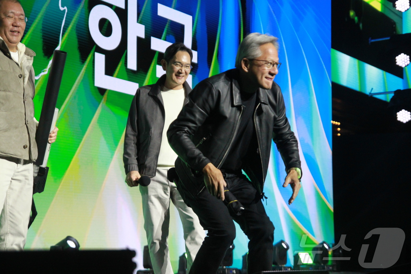 (서울=뉴스1) 김민재 기자 = 젠슨 황 엔비디아 최고경영자(CEO)가 30일 서울 강남구 코엑스에서 열린 엔비디아 지포스 게이머 페스티벌에서 청중에게 나눠준 선물을 다시 줍고 있 …