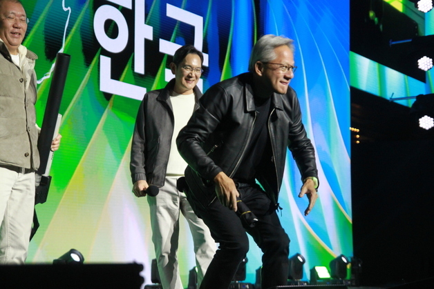 한국 팬들에게 선물 증정하는 젠슨 황 엔비디아 CEO