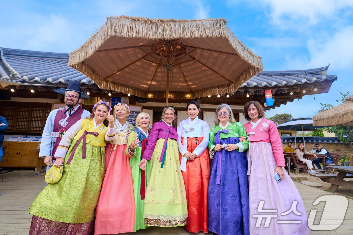 본문 이미지 - 김혜경 여사가 지난달 30일 경북 경주 교촌마을을 방문해 한복을 입은 외국인 관광객들과 기념촬영을 하고 있다.&#40;대통령실 제공. 재판매 및 DB 금지&#41; 2025.10.30/뉴스1 ⓒ News1 허경 기자