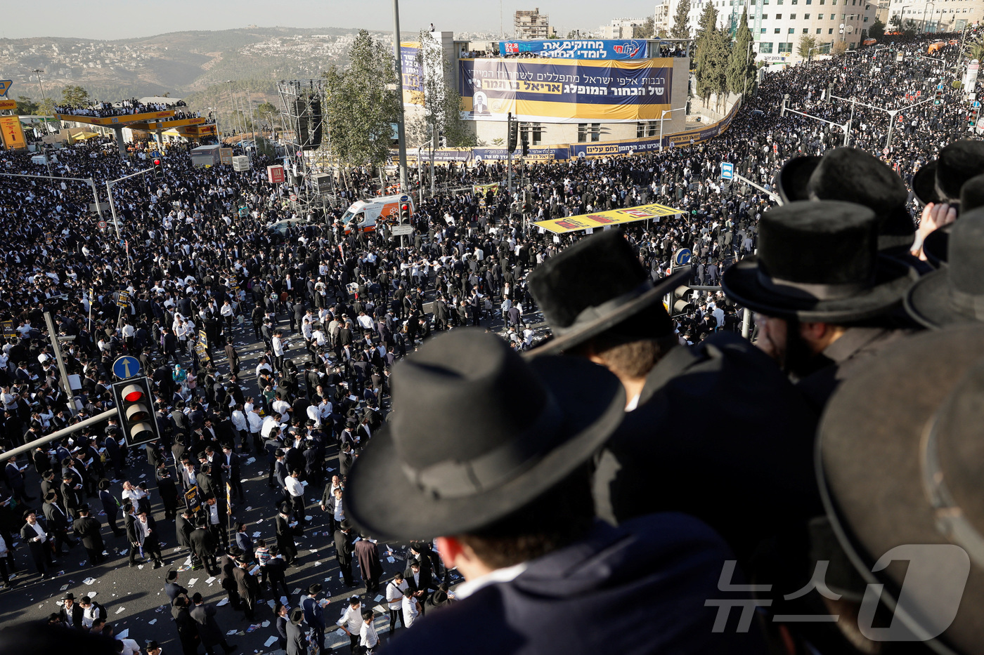(예루살렘 로이터=뉴스1) 김경민 기자 = 이스라엘 초정통파 유대교도 수십만 명이 30일(현지시간) 베냐민 네타냐후 총리가 약속한 군 복무 면제를 보장하는 법안을 요구하며 예루살렘 …