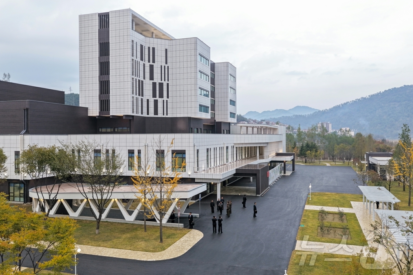 (평양 노동신문=뉴스1) = 북한 노동당 기관지 노동신문은 31일 "김정은 동지께서 10월 30일 완공단계에 이른 강동군병원을 돌아보셨다"고 보도했다. 조용원 당 비서가 이번 시찰 …