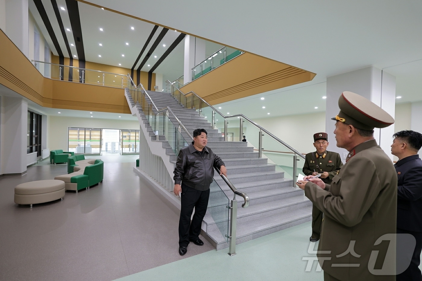 (평양 노동신문=뉴스1) = 북한 노동당 기관지 노동신문은 31일 "김정은 동지께서 10월 30일 완공단계에 이른 강동군병원을 돌아보셨다"고 보도했다. 조용원 당 비서가 이번 시찰 …