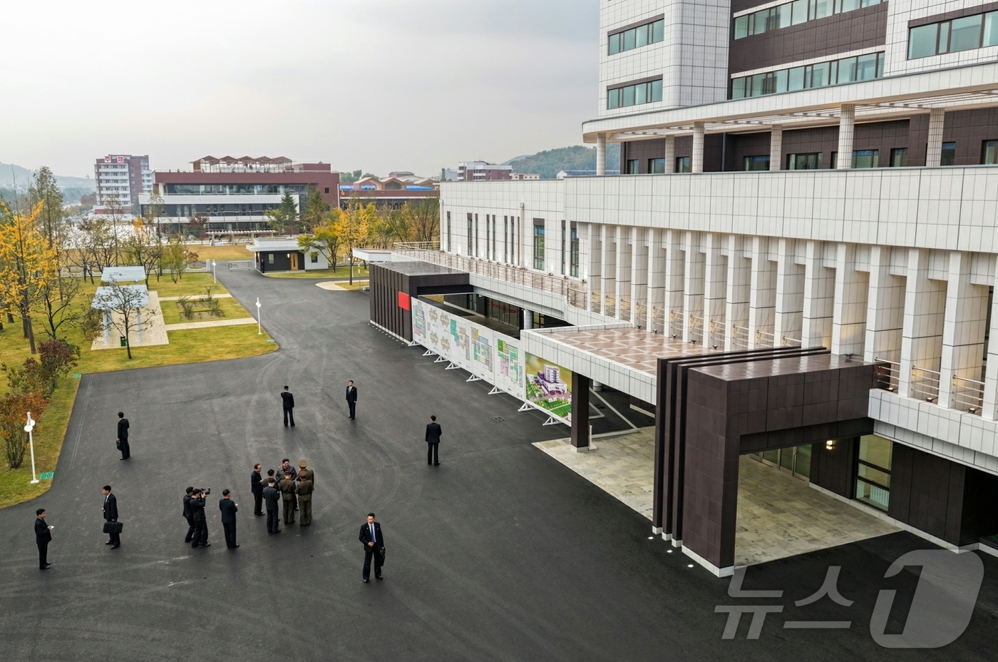 (평양 노동신문=뉴스1) = 북한 노동당 기관지 노동신문은 31일 "김정은 동지께서 10월 30일 완공단계에 이른 강동군병원을 돌아보셨다"고 보도했다. 조용원 당 비서가 이번 시찰 …