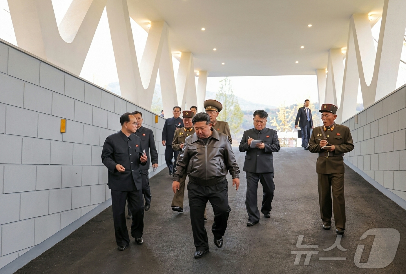 (평양 노동신문=뉴스1) = 북한 노동당 기관지 노동신문은 31일 "김정은 동지께서 10월 30일 완공단계에 이른 강동군병원을 돌아보셨다"고 보도했다. 조용원 당 비서가 이번 시찰 …