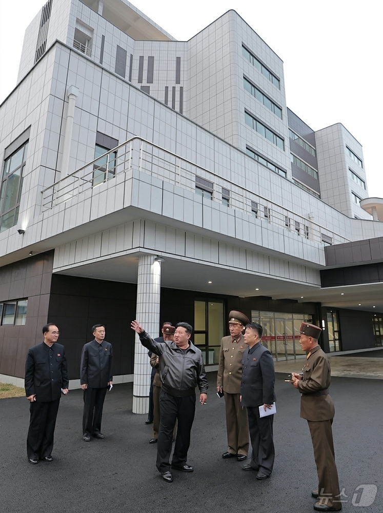 (평양 노동신문=뉴스1) = 북한 노동당 기관지 노동신문은 31일 "김정은 동지께서 10월 30일 완공단계에 이른 강동군병원을 돌아보셨다"고 보도했다. 조용원 당 비서가 이번 시찰 …