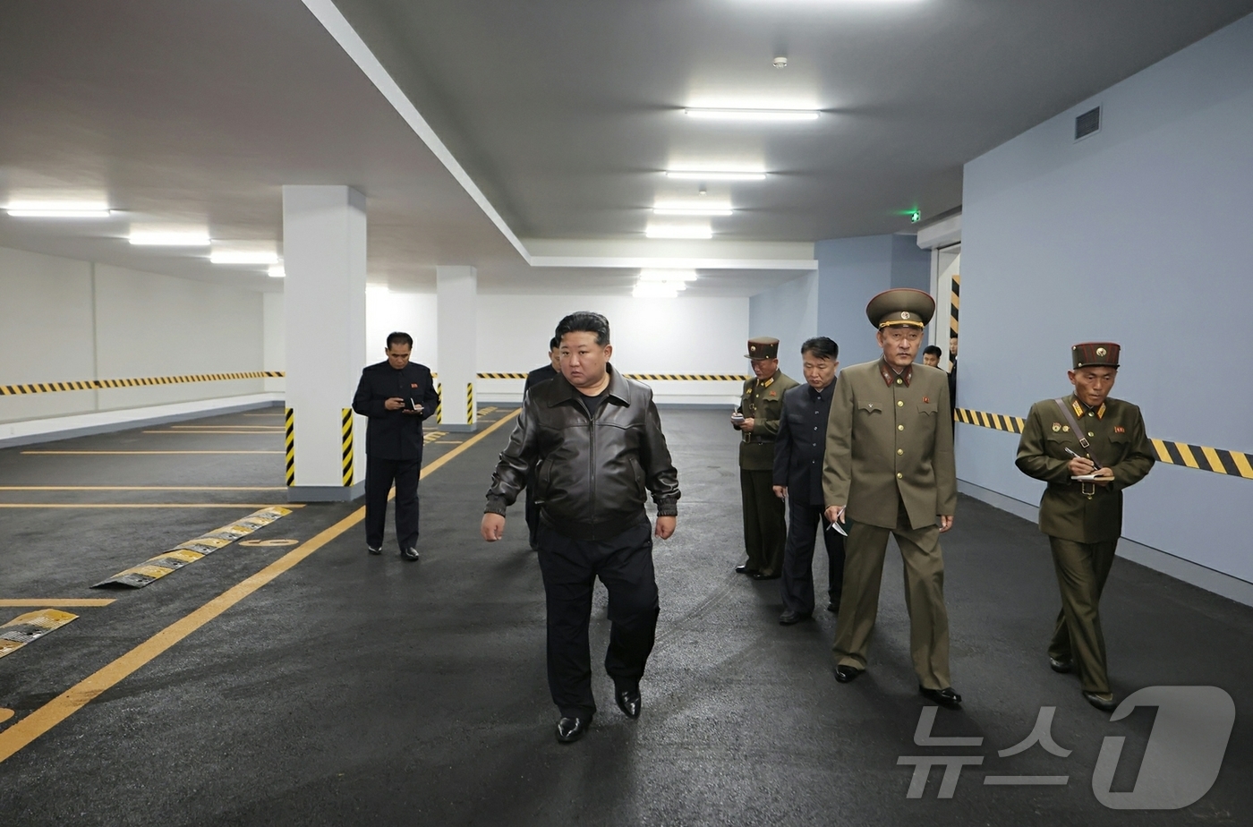 (평양 노동신문=뉴스1) = 북한 노동당 기관지 노동신문은 31일 "김정은 동지께서 10월 30일 완공단계에 이른 강동군병원을 돌아보셨다"고 보도했다. 조용원 당 비서가 이번 시찰 …