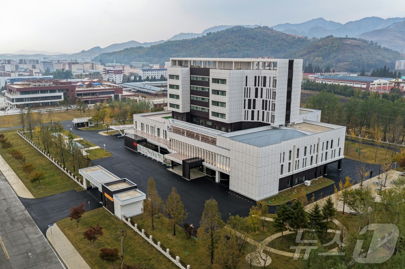 (평양 노동신문=뉴스1) = 북한 노동당 기관지 노동신문은 31일 "김정은 동지께서 10월 30일 완공단계에 이른 강동군병원을 돌아보셨다"고 보도했다. 조용원 당 비서가 이번 시찰 …