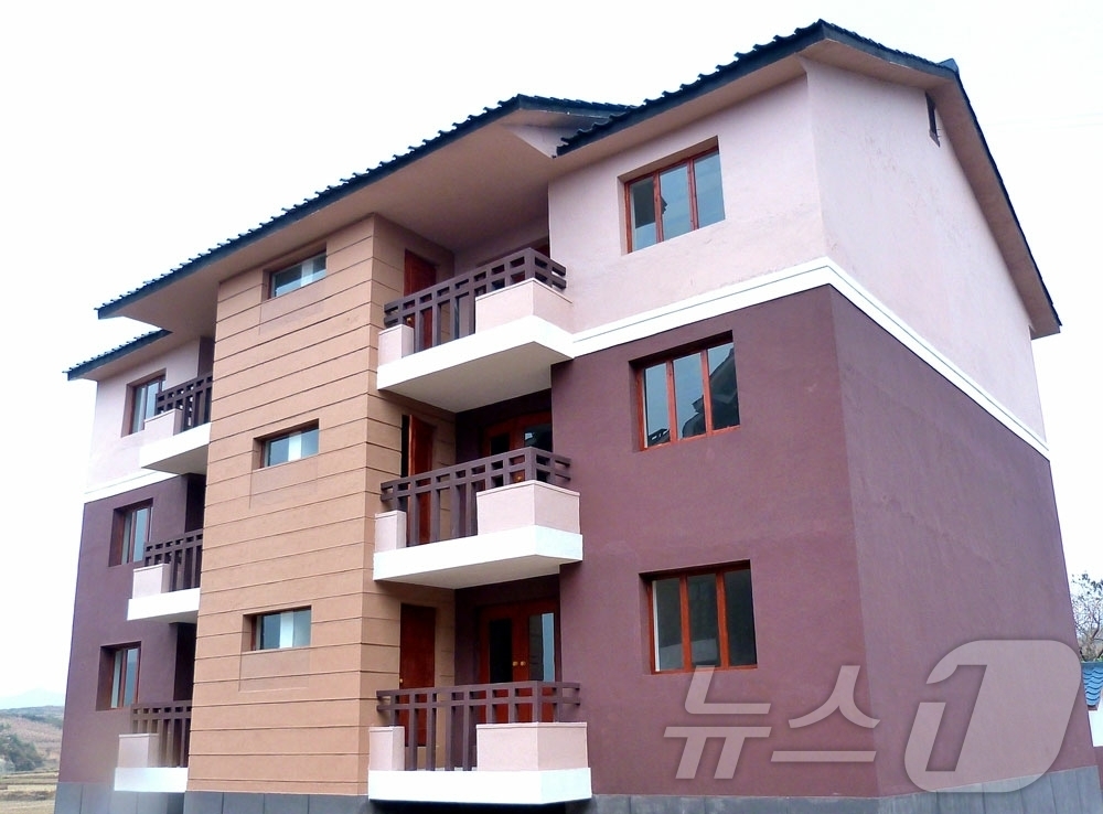 (평양 노동신문=뉴스1) = 북한 노동당 기관지 노동신문은 31일 황해남도 송화군 약산농장에서 살림집(주택) 입사(입주)모임을 진행했다고 보도했다. [국내에서만 사용가능. 재배포 …