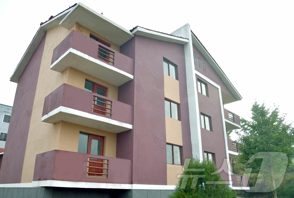 (평양 노동신문=뉴스1) = 북한 노동당 기관지 노동신문은 31일 황해남도 송화군 약산농장에서 살림집(주택) 입사(입주)모임을 진행했다고 보도했다. [국내에서만 사용가능. 재배포 …