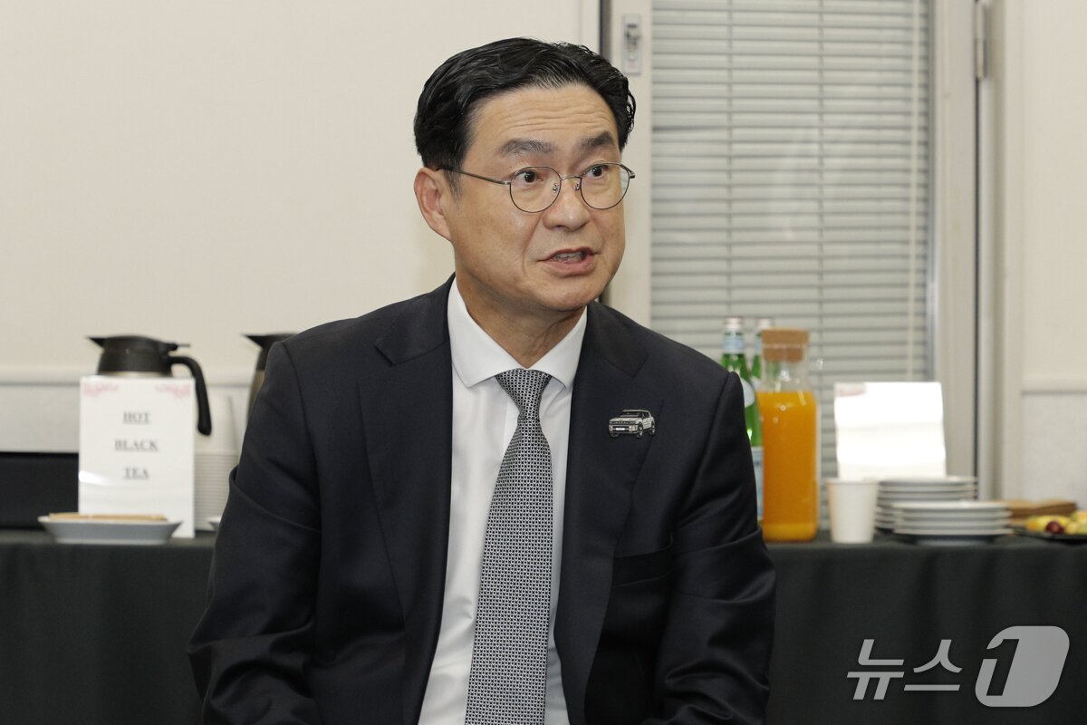 본문 이미지 - 정유석 현대자동차 국내사업본부 부사장이 29일 도쿄에서 열린 '재팬모빌리티쇼 2025' 전시장에서 한국자동차기자협회 취재진과 인터뷰를 진행하는 모습(공동취재). 2025.10.29.