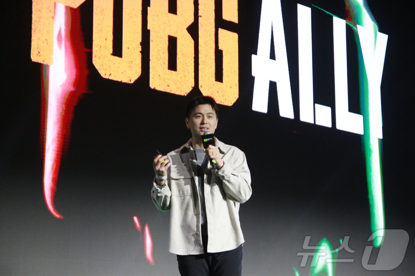 본문 이미지 - 이강욱 크래프톤 AI 본부장이 지난 30일 밤 서울 강남구 코엑스 K-POP 광장에서 지포스(GeForce) 한국 25주년을 기념해 열린 '지포스 게이머 페스티벌'에서 AI 협업모델 '펍지 앨라이' 출시 계획을 발표하고 있다.2025.10.31/뉴스1 ⓒ News1 김민재 기자