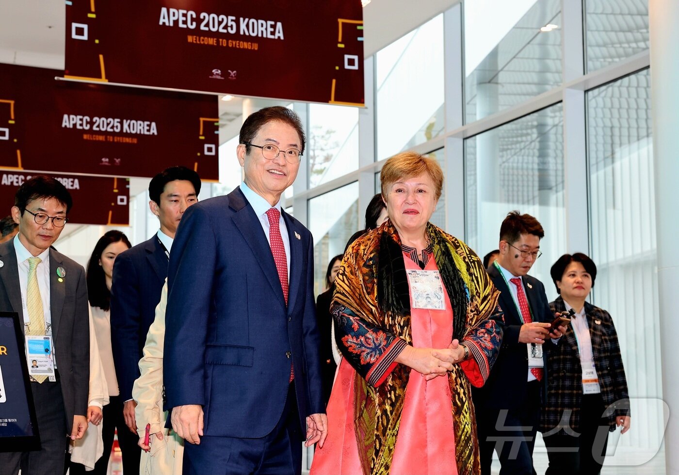 본문 이미지 - 경북도는 31일 크리스탈리나 게오르기에바 국제통화기금&#40;IMF&#41; 총재가 ‘2025 아시아태평양경제협력체&#40;APEC&#41; 정상회의’ 참석을 위해 경주를 방문, 신라 천년고도의 문화유산과 첨단 산업 현장을 둘러봤다고 밝혔다.&#40;경북도 제공. 재판매 및 DB금지&#41; 2025.10.31/뉴스1 ⓒ News1 김대벽기자