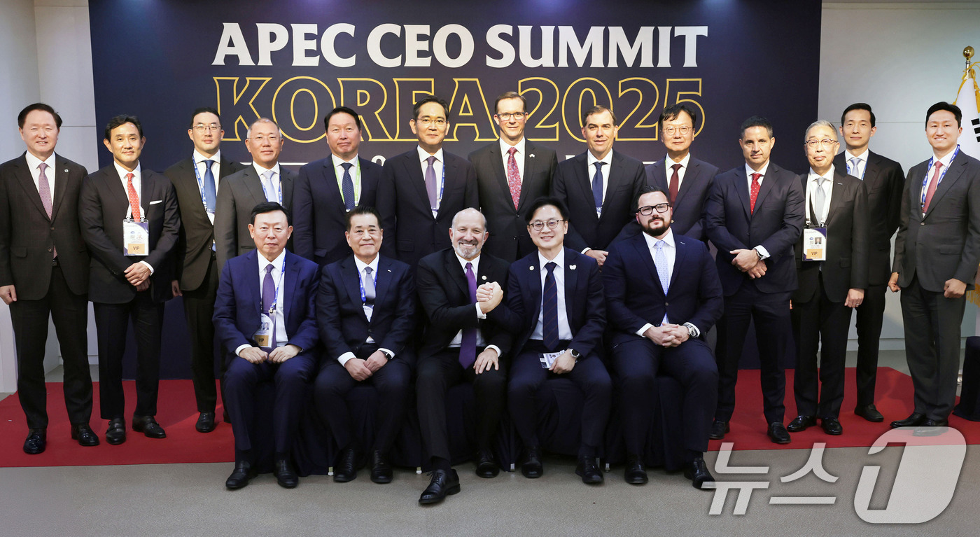 (서울=뉴스1) = 김정관 산업통상부 장관이 지난 29일 경북 경주시 예술의 전당에서 하워드 러트닉 상무부 장관과 이재용 삼성전자 회장, 정의선 현대자동차그룹 회장, 최태원 SK회 …