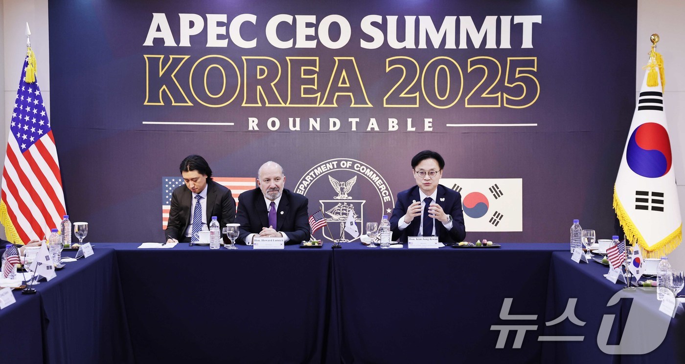 (서울=뉴스1) = 김정관 산업통상부 장관이 지난 29일 경북 경주시 예술의 전당에서 하워드 러트닉 상무부 장관과 이재용 삼성전자 회장, 정의선 현대자동차그룹 회장, 최태원 SK회 …