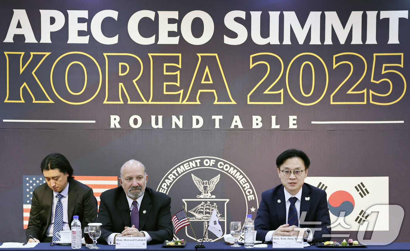 (서울=뉴스1) = 김정관 산업통상부 장관이 지난 29일 경북 경주시 예술의 전당에서 하워드 러트닉 상무부 장관과 이재용 삼성전자 회장, 정의선 현대자동차그룹 회장, 최태원 SK회 …