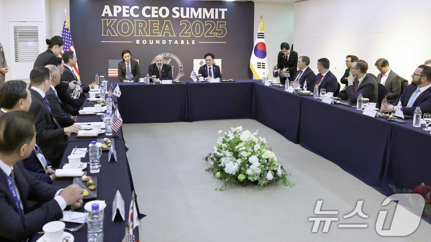 (서울=뉴스1) = 김정관 산업통상부 장관이 지난 29일 경북 경주시 예술의 전당에서 하워드 러트닉 상무부 장관과 이재용 삼성전자 회장, 정의선 현대자동차그룹 회장, 최태원 SK회 …