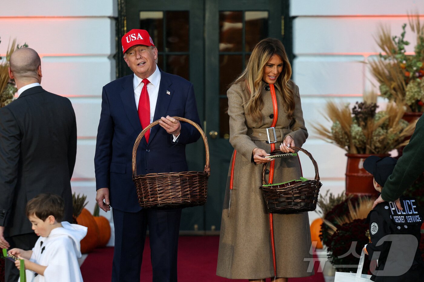 본문 이미지 - 워싱턴 백악관에서 할로윈 행사를 주최한 도널드 트럼프 미국 대통령과 멜라니아 트럼프 영부인이 아이들을 맞이하고 있다. 2025.10.30 ⓒ 로이터=뉴스1 ⓒ News1 이정환 기자