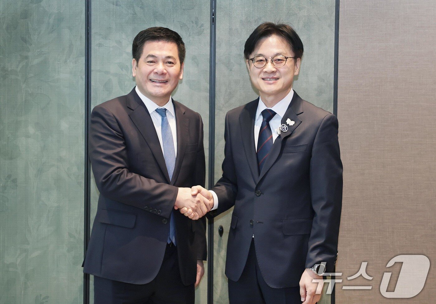 본문 이미지 - 김정관 산업통상부 장관이 31일 경북 경주시 소노캄호텔에서 응우옌 홍 지엔 베트남 산업무역부 장관과 기념 촬영을 하고 있다. &#40;산업통상부 제공. 재판매 및 DB 금지&#41; 2025.10.31/뉴스1