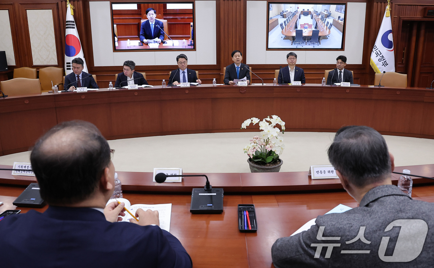 (서울=뉴스1) 김성진 기자 = 구윤철 경제부총리 겸 기획재정부 장관이 31일 서울 종로구 정부서울청사에서 열린 제6차 공급망안전화위원회에서 모두발언을 하고 있다. 2025.10. …