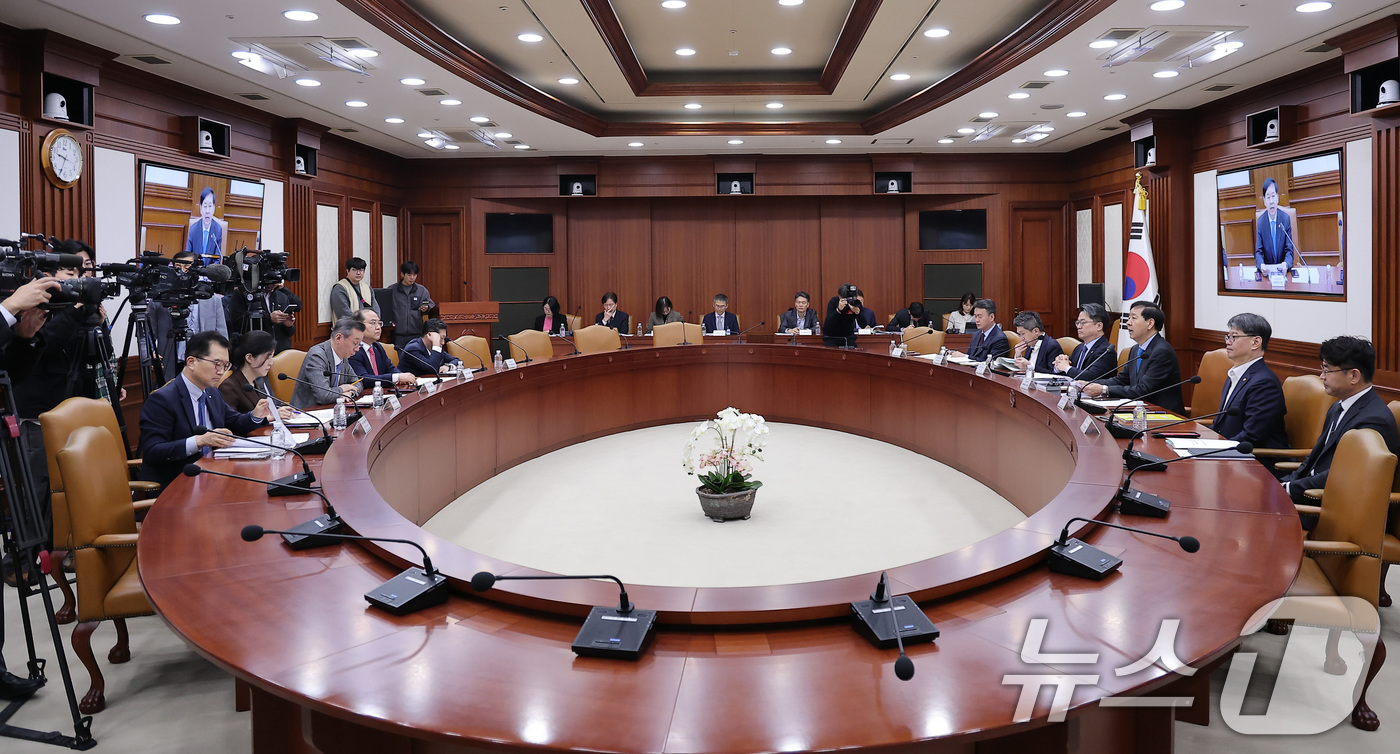 (서울=뉴스1) 김성진 기자 = 구윤철 경제부총리 겸 기획재정부 장관이 31일 서울 종로구 정부서울청사에서 열린 제6차 공급망안전화위원회에서 모두발언을 하고 있다. 2025.10. …