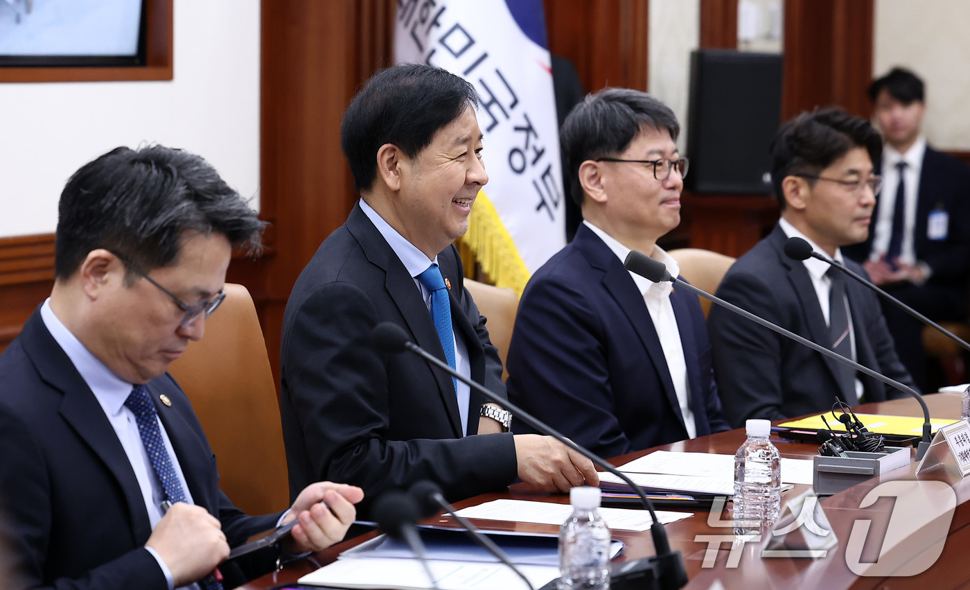 (서울=뉴스1) 김성진 기자 = 구윤철 경제부총리 겸 기획재정부 장관이 31일 서울 종로구 정부서울청사에서 열린 제6차 공급망안전화위원회에서 미소 짓고 있다. 2025.10.31/ …