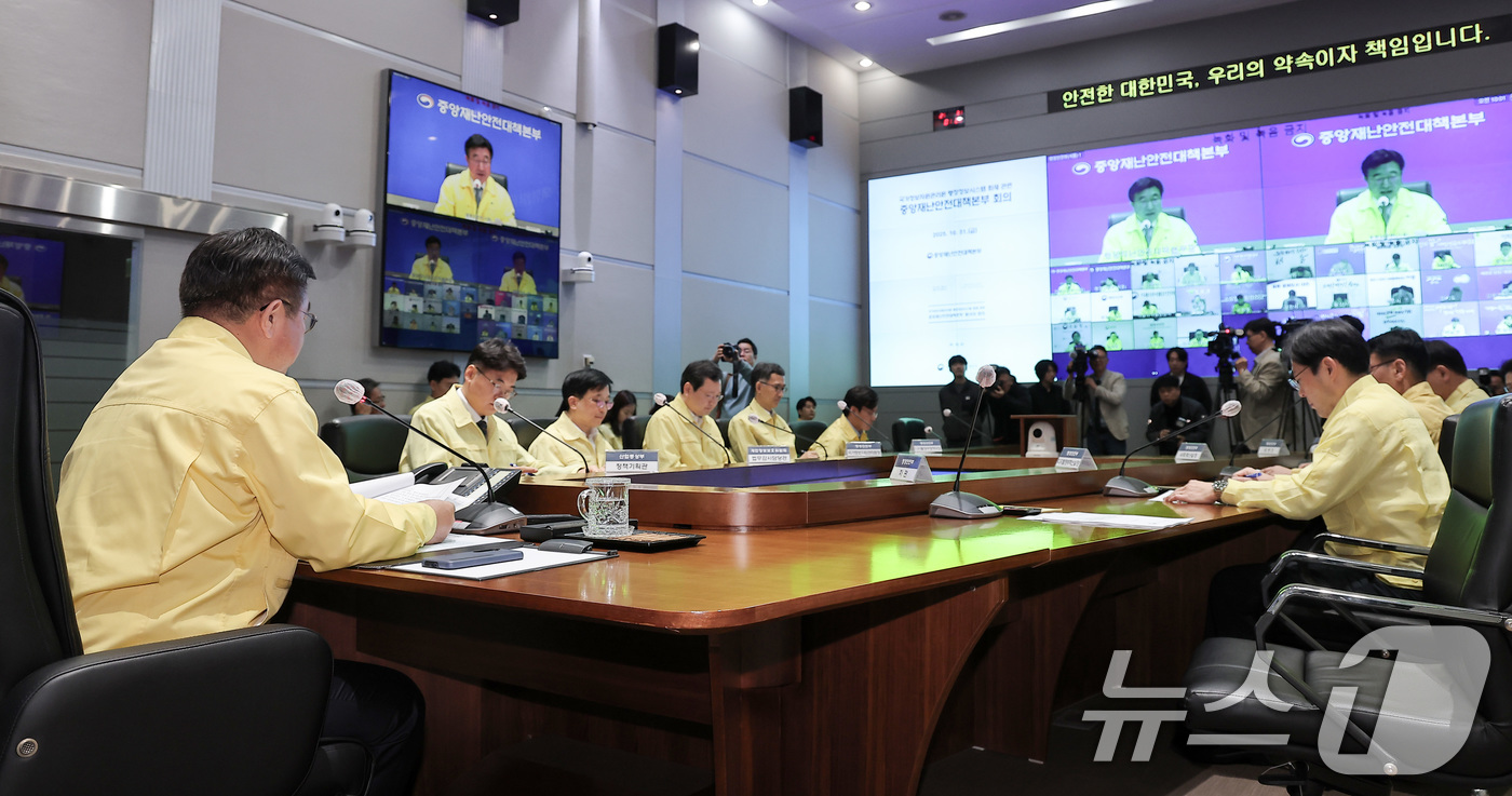 (서울=뉴스1) 김성진 기자 = 윤호중 행정안전부 장관이 31일 서울 종로구 정부서울청사에서 열린 국정지원 행정정보시스템 화재 관련 중대본 회의에서 모두발언을 하고 있다. 2025 …