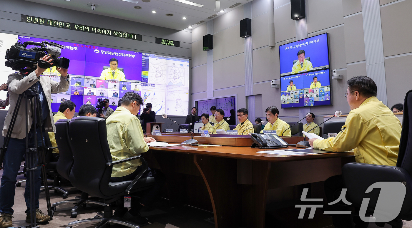 (서울=뉴스1) 김성진 기자 = 윤호중 행정안전부 장관이 31일 서울 종로구 정부서울청사에서 열린 국정지원 행정정보시스템 화재 관련 중대본 회의에서 모두발언을 하고 있다. 2025 …