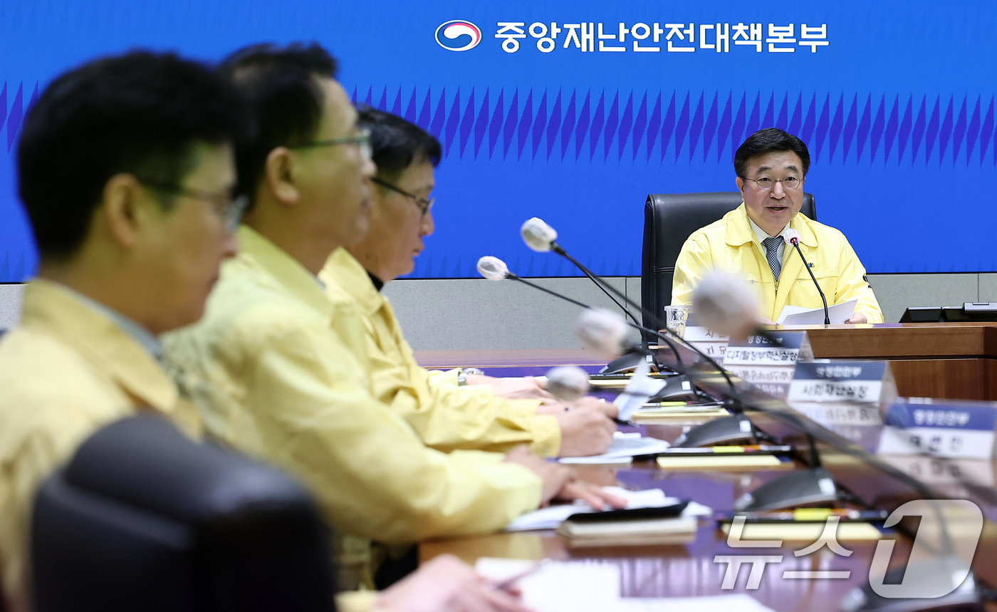 (서울=뉴스1) 김성진 기자 = 윤호중 행정안전부 장관이 31일 서울 종로구 정부서울청사에서 열린 국정지원 행정정보시스템 화재 관련 중대본 회의에서 모두발언을 하고 있다. 2025 …