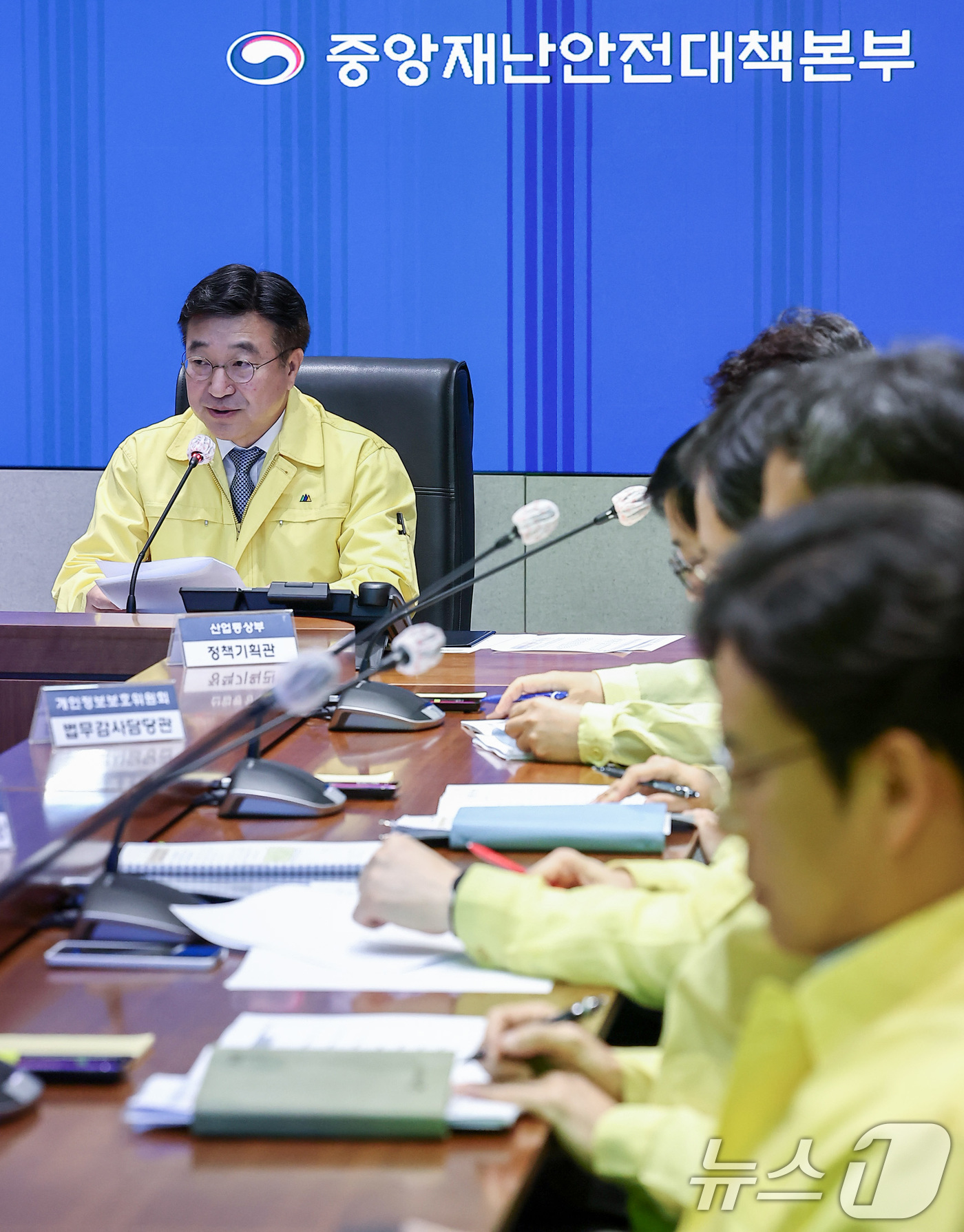 (서울=뉴스1) 김성진 기자 = 윤호중 행정안전부 장관이 31일 서울 종로구 정부서울청사에서 열린 국정지원 행정정보시스템 화재 관련 중대본 회의에서 모두발언을 하고 있다. 2025 …