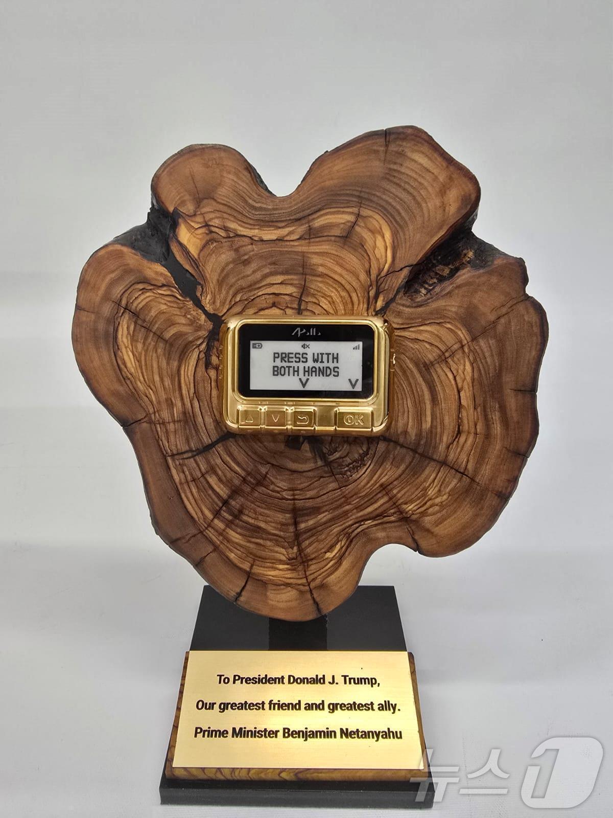 본문 이미지 - 베냐민 네타냐후 이스라엘 총리가 선물한 황금 호출기. 2025.02.07. ⓒ AFP=뉴스1