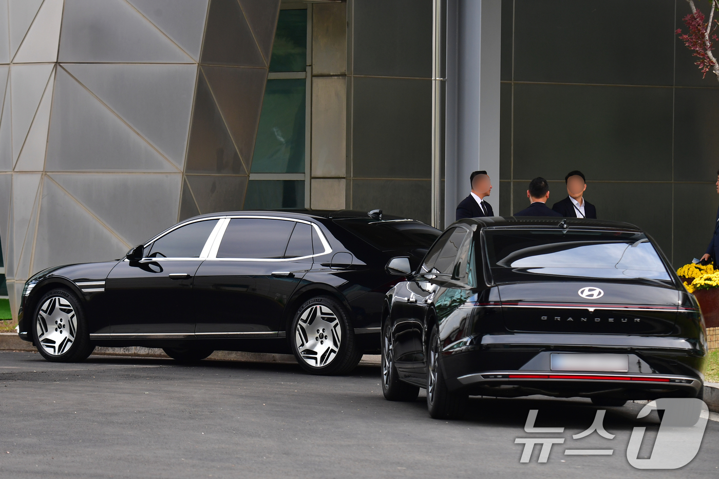 (포항=뉴스1) 최창호 기자 = 31일 경북 포항공항 의전 주차장에 현대자동차가 APEC 2025 정상회의에 참석하는 정상들과 글로벌 CEO들에게 제공한 초고급 세단인 제네시스 끝 …