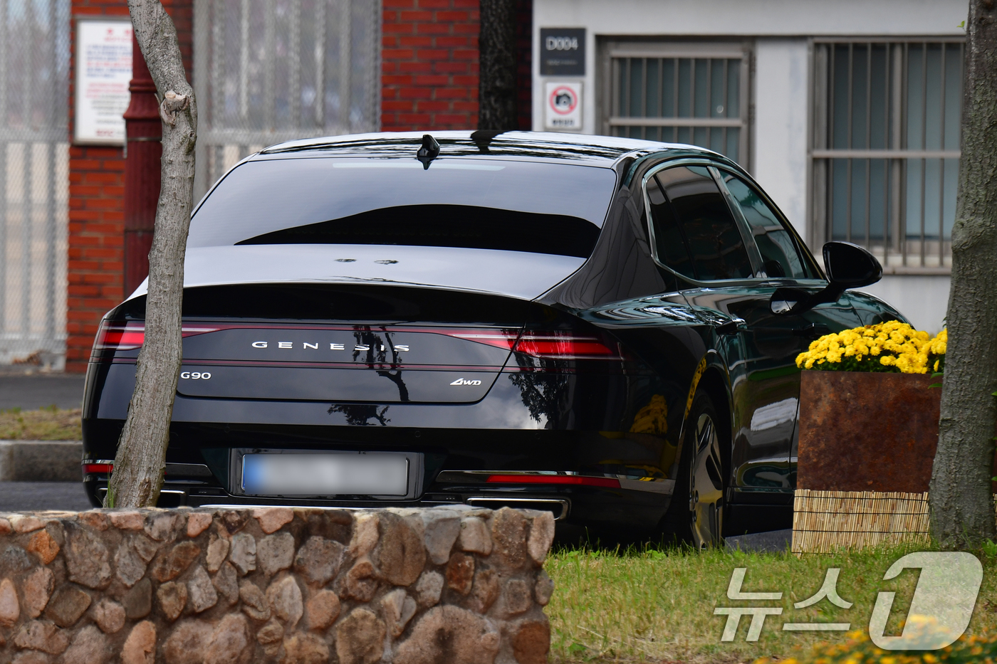 (포항=뉴스1) 최창호 기자 = 31일 경북 포항공항 의전 주차장에 현대자동차가 APEC 2025 정상회의에 참석하는 정상들과 글로벌 CEO들에게 제공한 초고급 세단인 제네시스 끝 …