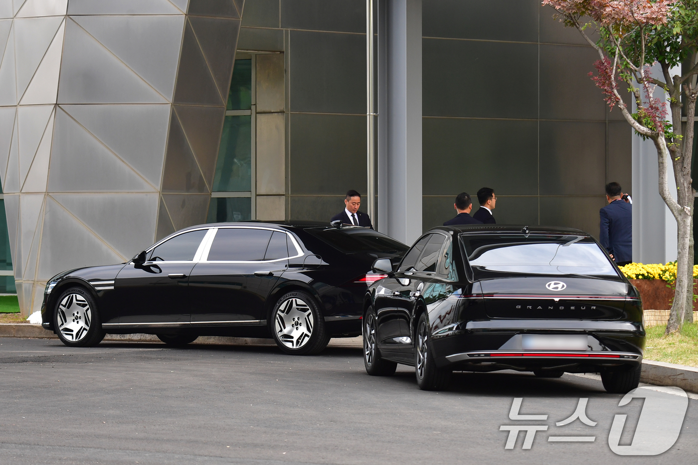 (포항=뉴스1) 최창호 기자 = 31일 경북 포항공항 의전 주차장에 현대자동차가 APEC 2025 정상회의에 참석하는 정상들과 글로벌 CEO들에게 제공한 초고급 세단인 제네시스 끝 …