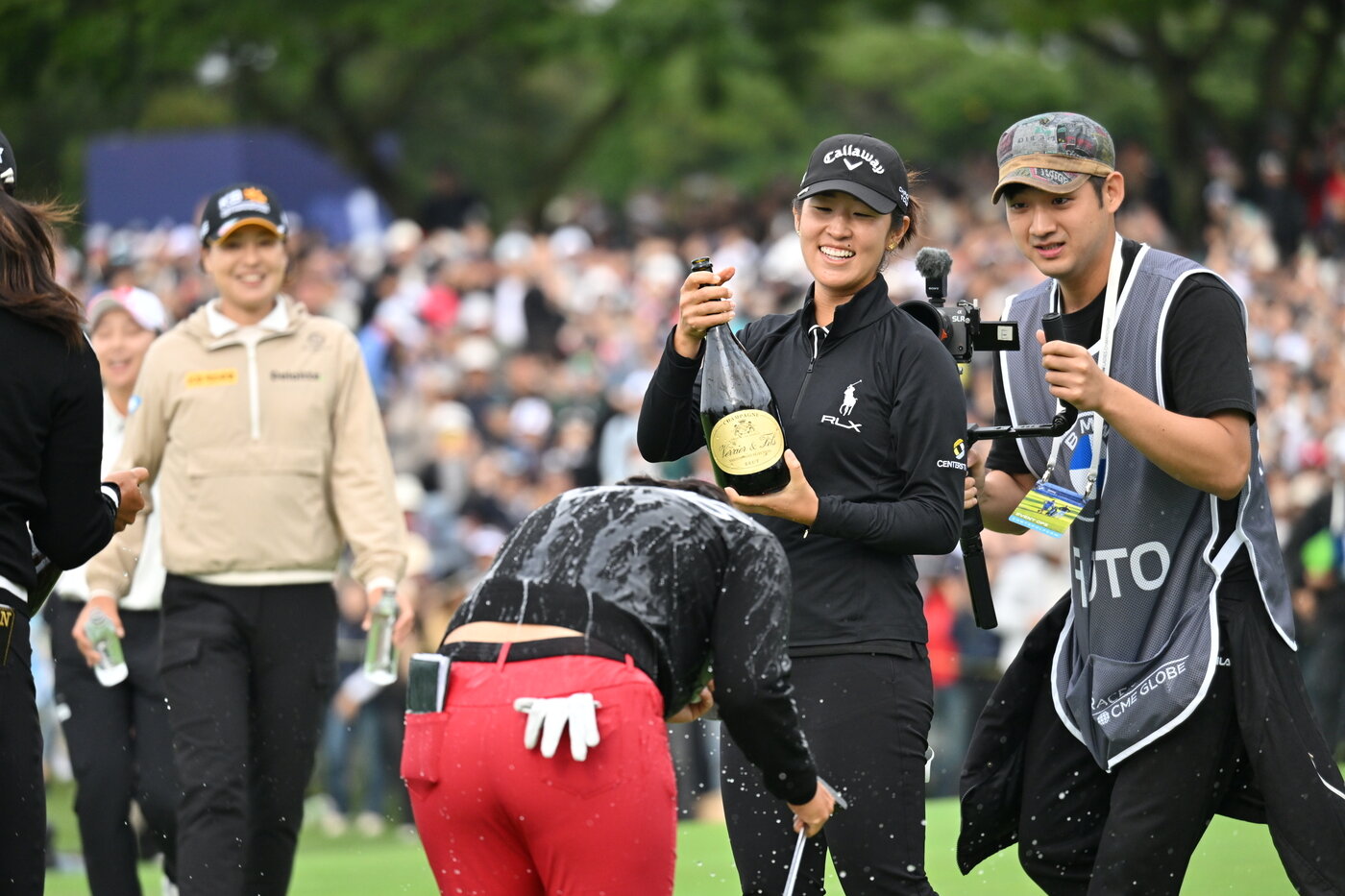 본문 이미지 -  2025 BMW 챔피언십 LPGA에서 챔피언 김세영 선수의 머리 위로 흩뿌려진 &#39;샹파뉴 플뢰롱 반토로쏘 셀렉션&#39;.&#40;비노월드와이드 제공&#41;