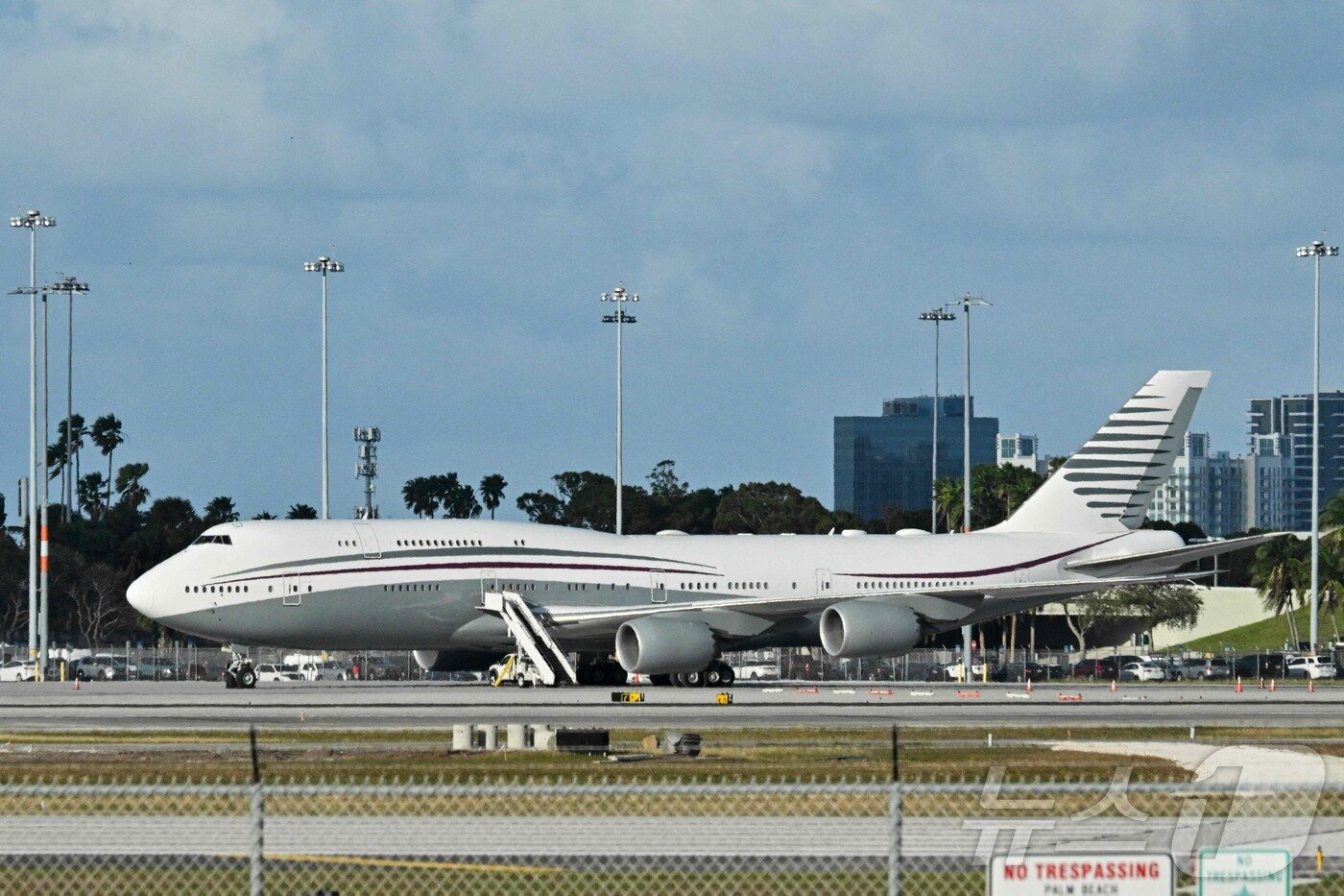 본문 이미지 - 카타르가 도널드 트럼프 미국 대통령에게 주기로 한 고급 보잉 747-8 점보 제트기. 이 항공기를 “하늘을 나는 궁전”이라고 부른 ABC 뉴스는 이것이 미국 정부가 받은 선물 중 가장 고가일 가능성이 있다고 전했다.2025.02.15. ⓒ AFP=뉴스1