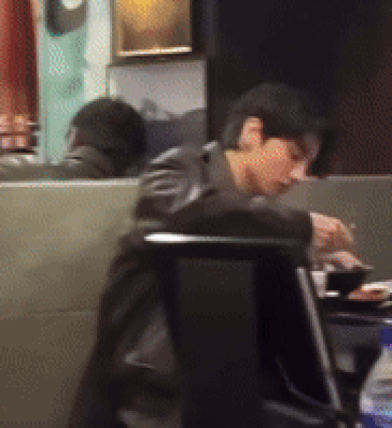 본문 이미지 - (BTS 정국이 서울의 한 고깃집에서 홀로 식사를 즐기고 있다. 출쳐=SNS)