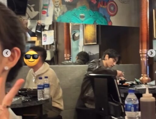 본문 이미지 - (BTS 정국이 서울의 한 고깃집에서 홀로 식사를 즐기고 있다. 출쳐=SNS)