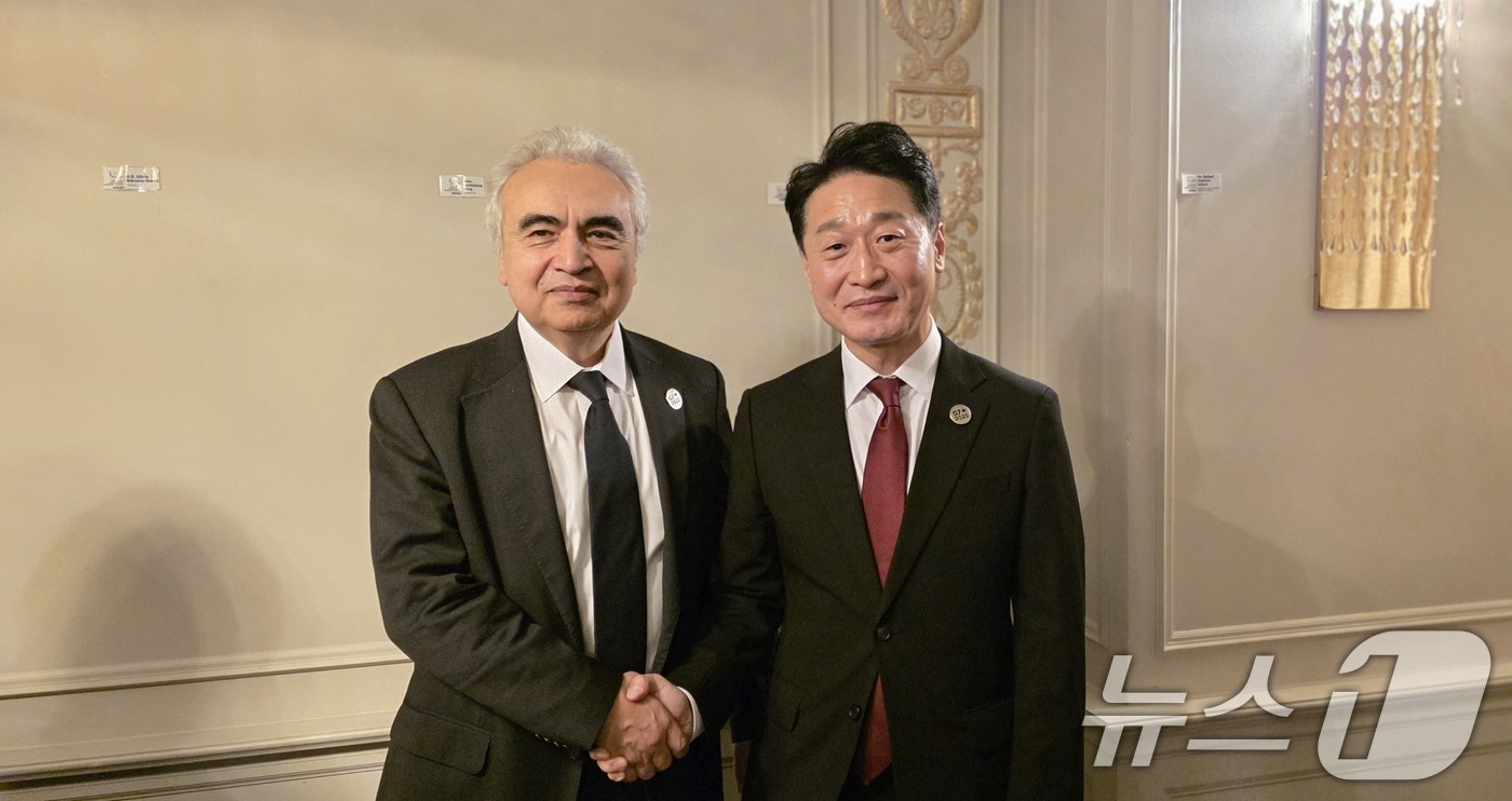 (서울=뉴스1) = 이호현 기후에너지환경부 2차관이 지난 30일(현지시간)부터 양일간 캐나다 토론토 G7 에너지환경장관회의에 참석해 국제에너지기구 파티 비롤 사무총장과 기념 촬영을 …