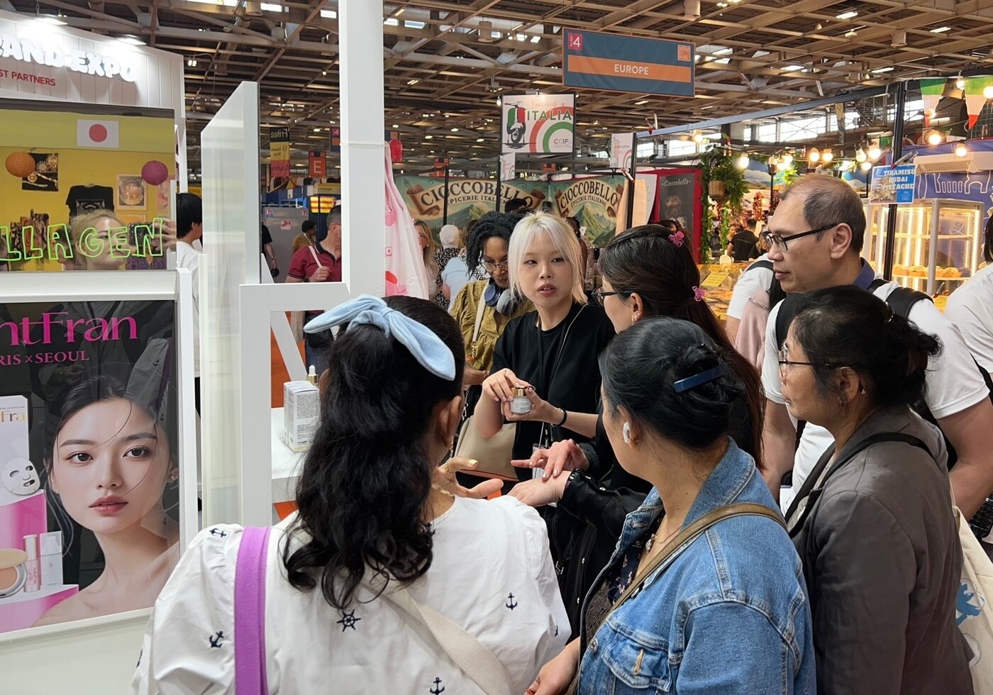 본문 이미지 -  지난 5월 프랑스 파리에서 &#39;롯데-대한민국 브랜드 엑스포&#39;&#40;롯데지주 제공&#41;.