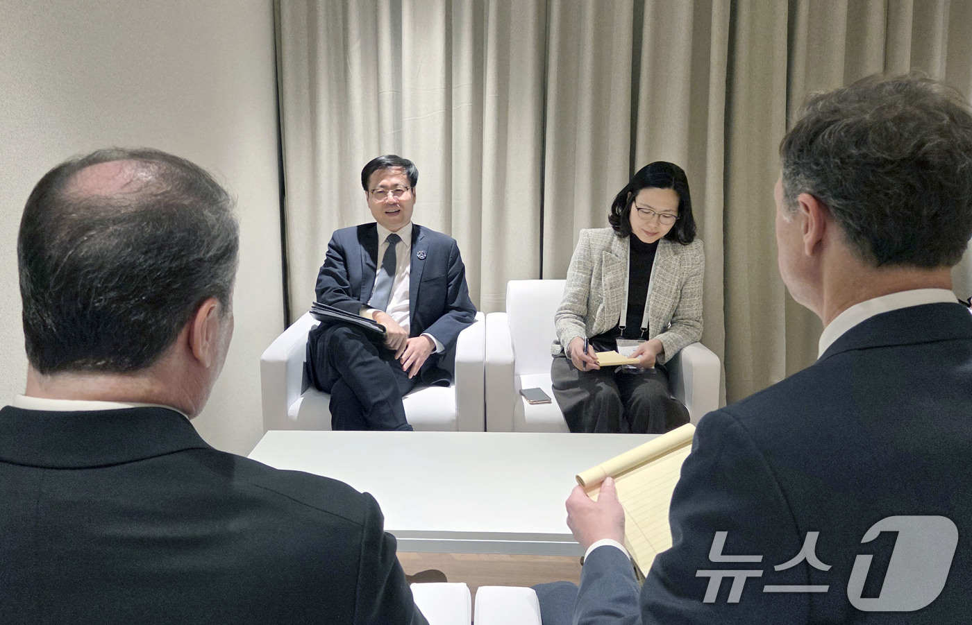 (서울=뉴스1) = 여한구 산업통상부 통상교섭본부장이 30일 경북 경주시 소노캄호텔에서 릭 스위처 USTR 부대표와 면담을 나누고 있다. (산업통상부 제공. 재판매 및 DB 금지) …