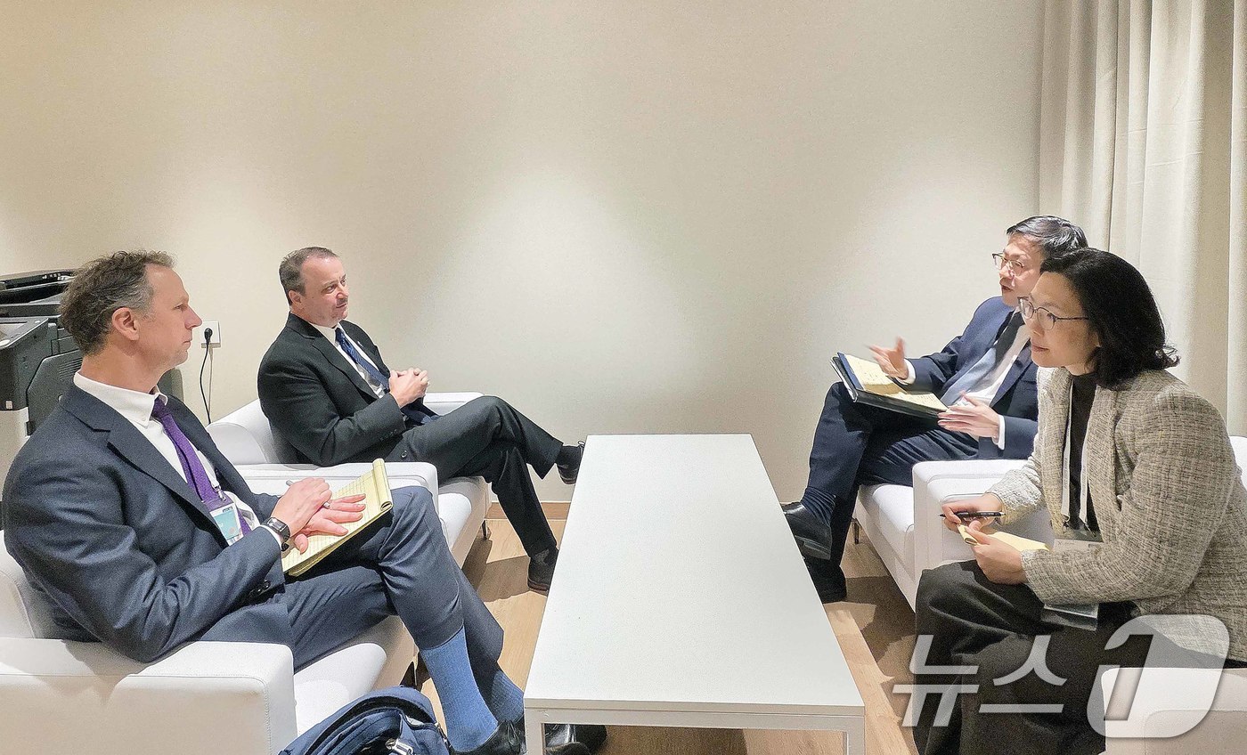 (서울=뉴스1) = 여한구 산업통상부 통상교섭본부장이 30일 경북 경주시 소노캄호텔에서 릭 스위처 USTR 부대표와 면담을 나누고 있다. (산업통상부 제공. 재판매 및 DB 금지) …