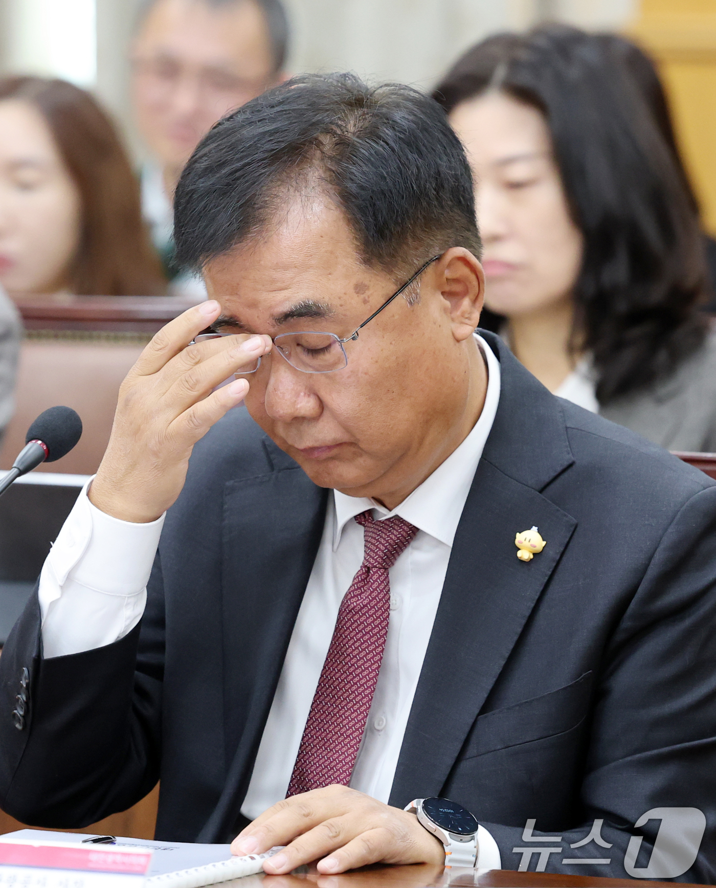 (대전=뉴스1) 김기태 기자 = 김용원 대전관광공사 사장 후보자가 31일 대전시의회 행정자치위원회 회의실에서 열린 대전관광공사 사장 후보자 인사청문회에서 안경을 고쳐쓰고 있다. 2 …