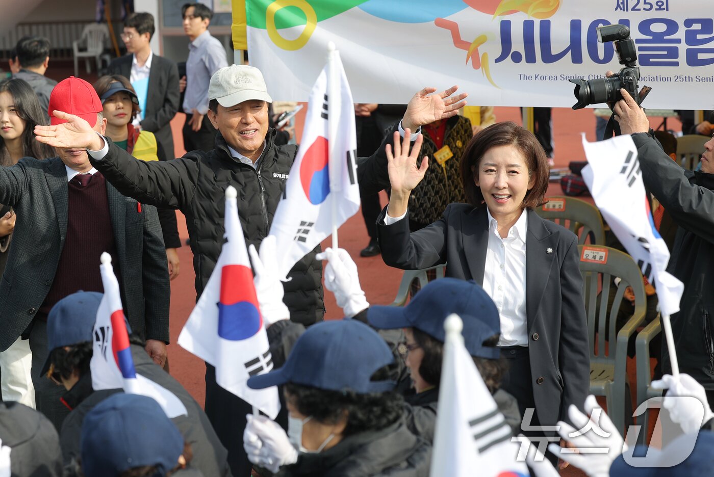 본문 이미지 - 오세훈 서울시장과 나경원 국민의 힘 의원&#40;오른쪽&#41;이 31일 서울 용산구 효창운동장에서 열린 제25회 대한노인회 서울시연합회 &#39;시니어올림픽&#39; 개막식 행사에 참석해 선수들을 격려하고 있다. ⓒ News1 권현진 기자