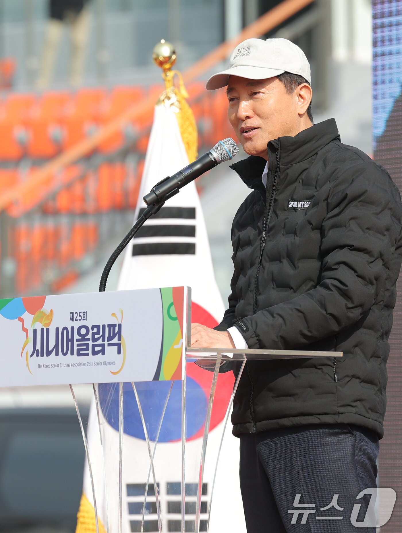본문 이미지 - 오세훈 서울시장이 31일 서울 용산구 효창운동장에서 열린 제25회 대한노인회 서울시연합회 &#39;시니어올림픽&#39; 개막식 행사에 참석해 축사를 하고 있다. ⓒ News1 권현진 기자