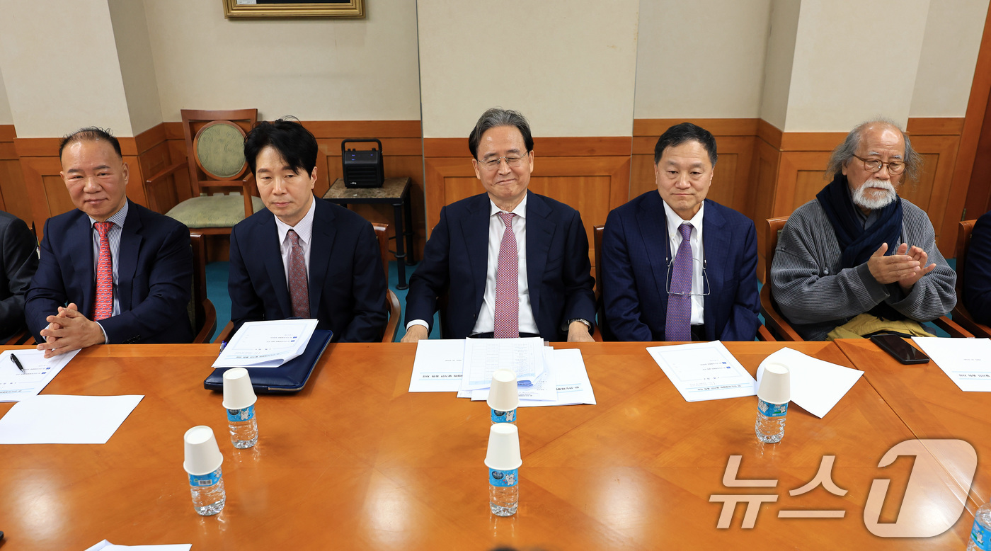 (서울=뉴스1) 이호윤 기자 = 신봉길 한국외교협회 협회장과 내빈들이 31일 서울 서초구 한국외교협회에서 열린 한-인도미래협회 발기인 총회에 참석하고 있다. 2025.10.31/뉴 …