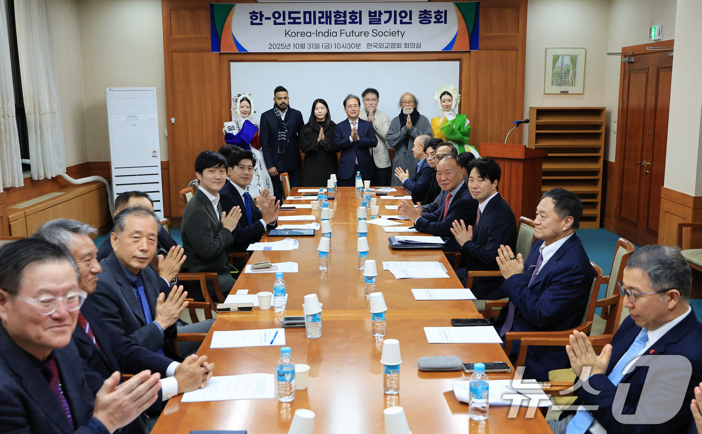 (서울=뉴스1) 이호윤 기자 = 신봉길 한국외교협회 협회장과 내빈들이 31일 서울 서초구 한국외교협회에서 열린 한-인도미래협회 발기인 총회에서 기념촬영을 하고 있다. 2025.10 …