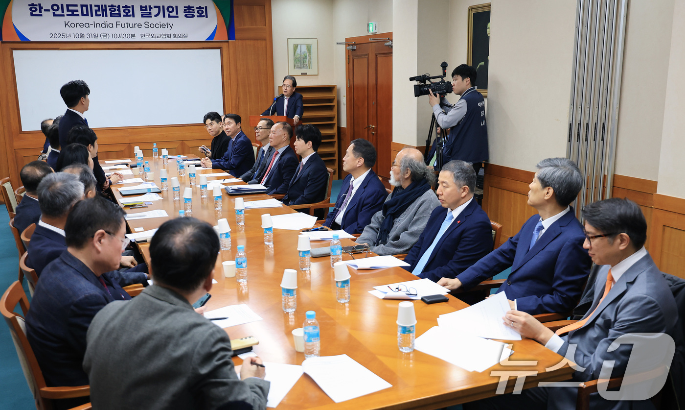 (서울=뉴스1) 이호윤 기자 = 신봉길 한국외교협회 협회장이 31일 서울 서초구 한국외교협회에서 열린 한-인도미래협회 발기인 총회에서 참석자들을 소개하고 있다. 2025.10.31 …