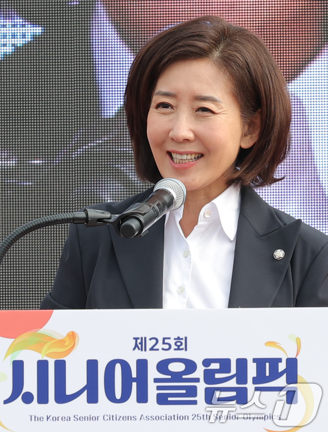 (서울=뉴스1) 권현진 기자 = 나경원 국민의힘 의원이 31일 서울 용산구 효창운동장에서 열린 제25회 대한노인회 서울시연합회 '시니어올림픽' 개막식 행사에 참석해 축사를 하고 있 …
